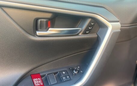 Toyota RAV4, 2021 год, 3 600 000 рублей, 10 фотография