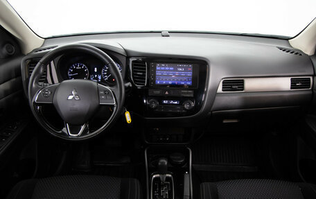 Mitsubishi Outlander III рестайлинг 3, 2018 год, 1 899 000 рублей, 10 фотография