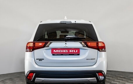 Mitsubishi Outlander III рестайлинг 3, 2018 год, 1 899 000 рублей, 6 фотография