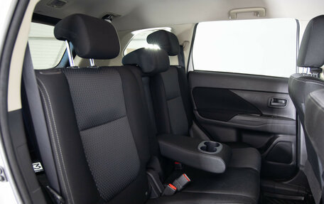 Mitsubishi Outlander III рестайлинг 3, 2018 год, 1 899 000 рублей, 13 фотография