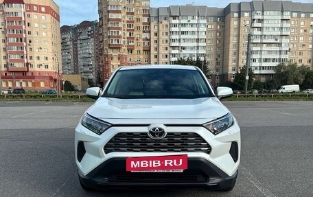 Toyota RAV4, 2020 год, 3 000 000 рублей, 2 фотография