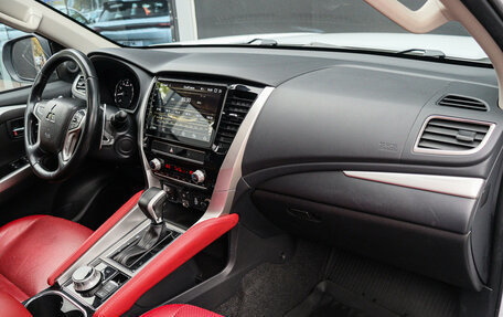 Mitsubishi Pajero Sport III рестайлинг, 2020 год, 3 950 000 рублей, 7 фотография