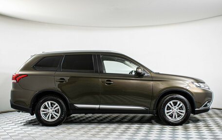 Mitsubishi Outlander III рестайлинг 3, 2015 год, 1 697 000 рублей, 4 фотография