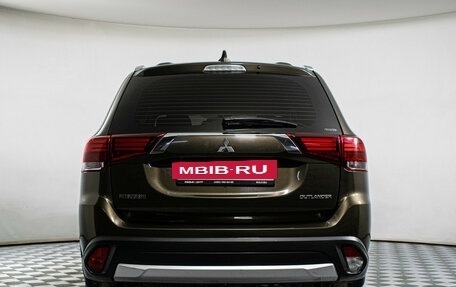 Mitsubishi Outlander III рестайлинг 3, 2015 год, 1 697 000 рублей, 6 фотография
