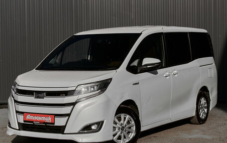 Toyota Noah III, 2018 год, 2 370 000 рублей, 3 фотография