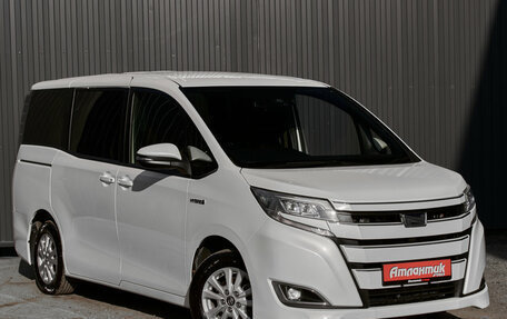 Toyota Noah III, 2018 год, 2 370 000 рублей, 5 фотография