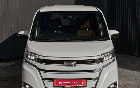 Toyota Noah III, 2018 год, 2 370 000 рублей, 4 фотография