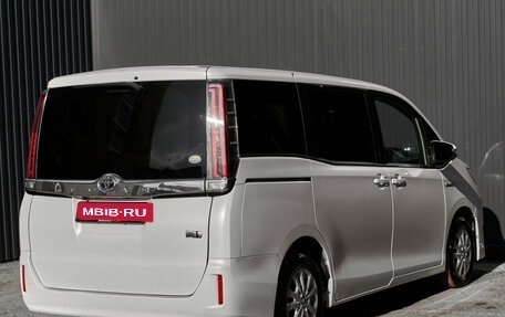 Toyota Noah III, 2018 год, 2 370 000 рублей, 6 фотография