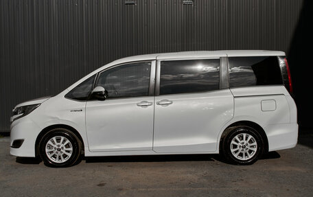Toyota Noah III, 2018 год, 2 370 000 рублей, 9 фотография