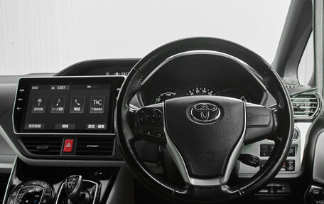 Toyota Noah III, 2018 год, 2 370 000 рублей, 13 фотография