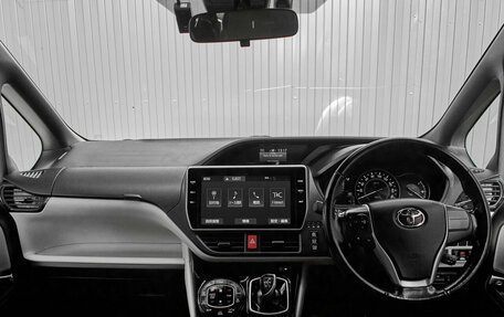 Toyota Noah III, 2018 год, 2 370 000 рублей, 12 фотография