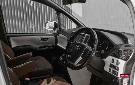 Toyota Noah III, 2018 год, 2 370 000 рублей, 11 фотография