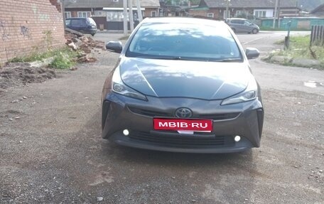 Toyota Prius IV XW50, 2020 год, 1 800 000 рублей, 1 фотография