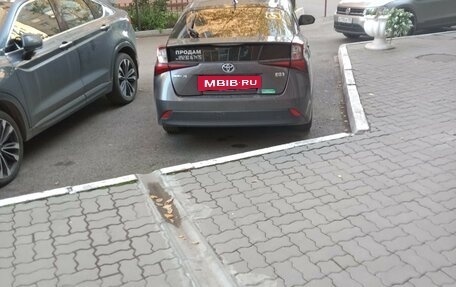 Toyota Prius IV XW50, 2020 год, 1 800 000 рублей, 3 фотография