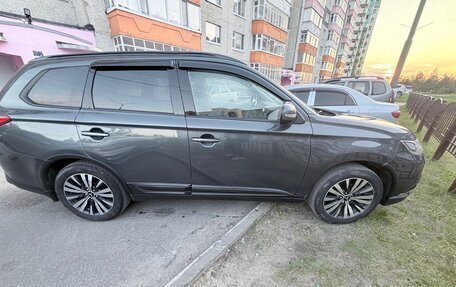 Mitsubishi Outlander III рестайлинг 3, 2021 год, 2 000 000 рублей, 2 фотография