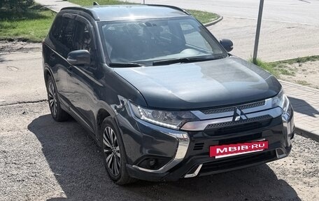 Mitsubishi Outlander III рестайлинг 3, 2021 год, 2 000 000 рублей, 9 фотография