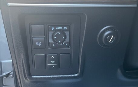 Toyota Land Cruiser Prado 150 рестайлинг 2, 2019 год, 6 000 000 рублей, 24 фотография