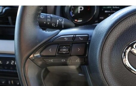Toyota Yaris, 2022 год, 875 000 рублей, 24 фотография