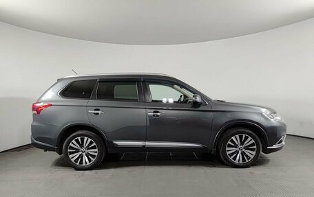 Mitsubishi Outlander III рестайлинг 3, 2016 год, 1 870 000 рублей, 4 фотография
