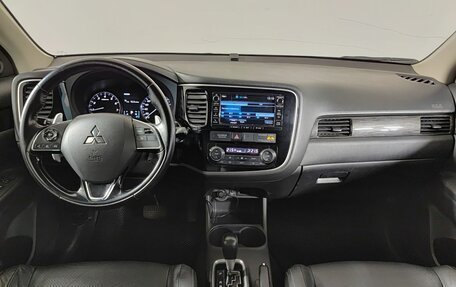 Mitsubishi Outlander III рестайлинг 3, 2016 год, 1 870 000 рублей, 14 фотография