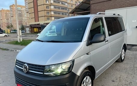 Volkswagen Caravelle T6 рестайлинг, 2017 год, 2 550 000 рублей, 1 фотография