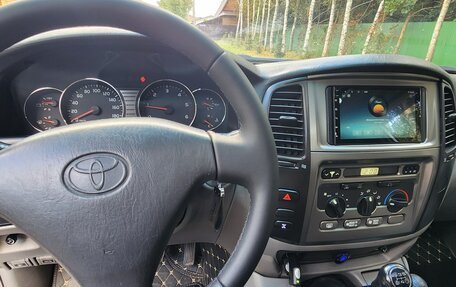 Toyota Land Cruiser 100 рестайлинг 2, 2003 год, 2 850 000 рублей, 11 фотография