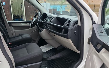Volkswagen Caravelle T6 рестайлинг, 2016 год, 2 000 000 рублей, 12 фотография
