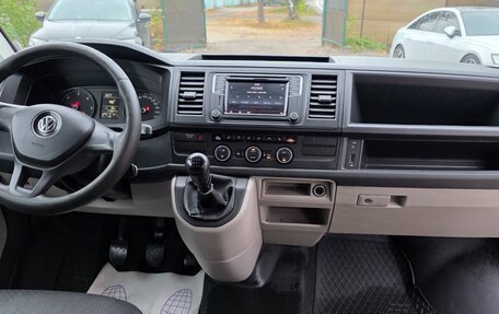 Volkswagen Caravelle T6 рестайлинг, 2016 год, 2 000 000 рублей, 15 фотография
