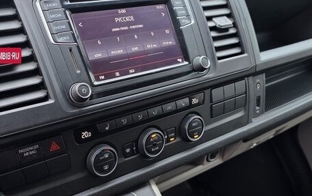 Volkswagen Caravelle T6 рестайлинг, 2016 год, 2 000 000 рублей, 11 фотография