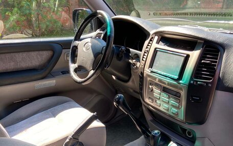 Toyota Land Cruiser 100 рестайлинг 2, 2006 год, 3 400 000 рублей, 17 фотография