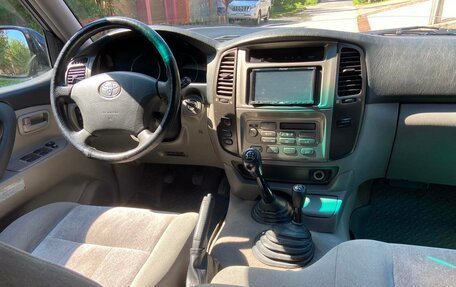 Toyota Land Cruiser 100 рестайлинг 2, 2006 год, 3 400 000 рублей, 23 фотография