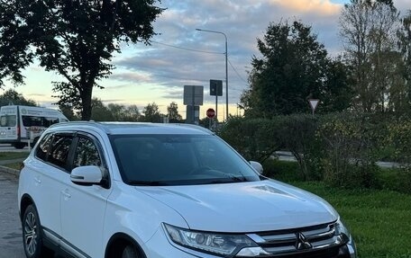 Mitsubishi Outlander III рестайлинг 3, 2018 год, 1 850 000 рублей, 1 фотография
