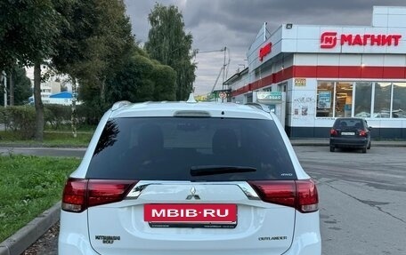 Mitsubishi Outlander III рестайлинг 3, 2018 год, 1 850 000 рублей, 4 фотография