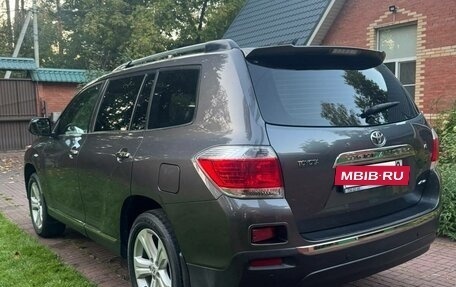 Toyota Highlander III, 2011 год, 2 450 000 рублей, 2 фотография