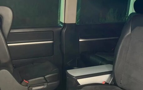 Volkswagen Multivan T6 рестайлинг, 2016 год, 3 899 999 рублей, 4 фотография