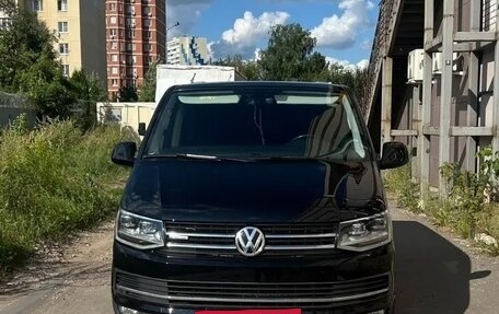 Volkswagen Multivan T6 рестайлинг, 2016 год, 3 899 999 рублей, 2 фотография