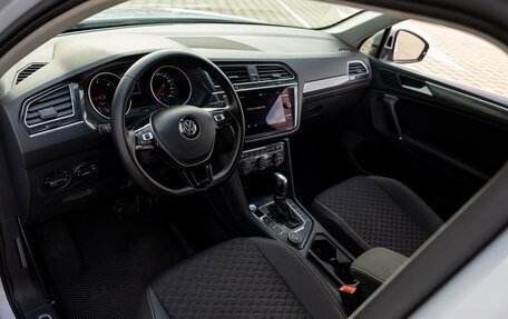 Volkswagen Tiguan II, 2018 год, 1 895 000 рублей, 13 фотография