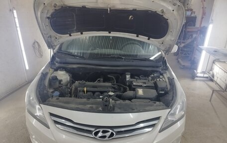 Hyundai Solaris II рестайлинг, 2015 год, 375 000 рублей, 2 фотография