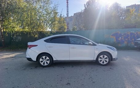 Hyundai Solaris II рестайлинг, 2021 год, 1 050 000 рублей, 4 фотография