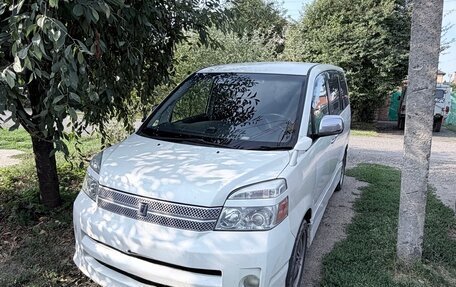 Toyota Voxy II, 2006 год, 450 000 рублей, 2 фотография