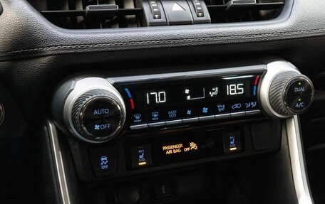 Toyota RAV4, 2021 год, 3 199 000 рублей, 13 фотография
