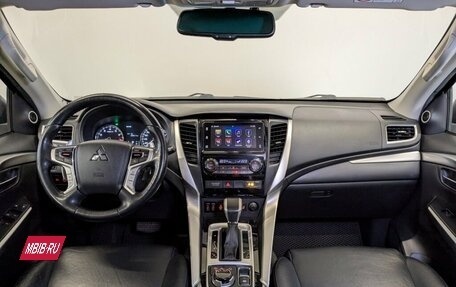 Mitsubishi Pajero Sport III рестайлинг, 2017 год, 3 100 000 рублей, 8 фотография