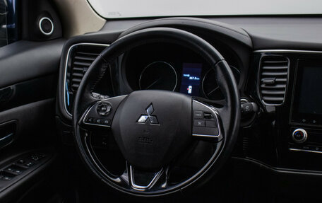 Mitsubishi Outlander III рестайлинг 3, 2022 год, 2 274 000 рублей, 15 фотография