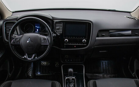 Mitsubishi Outlander III рестайлинг 3, 2022 год, 2 274 000 рублей, 13 фотография