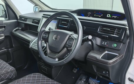 Honda Stepwgn IV, 2017 год, 1 850 000 рублей, 21 фотография