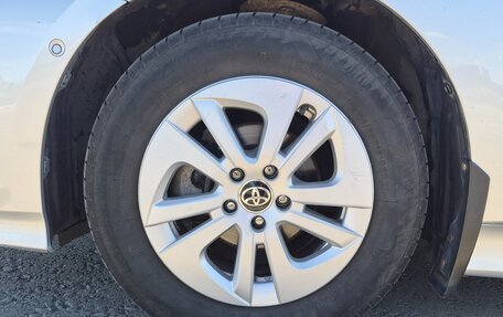 Toyota Prius IV XW50, 2017 год, 2 120 000 рублей, 9 фотография