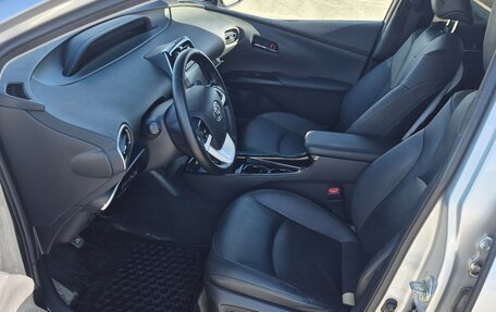 Toyota Prius IV XW50, 2017 год, 2 120 000 рублей, 14 фотография