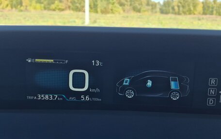 Toyota Prius IV XW50, 2017 год, 2 120 000 рублей, 39 фотография