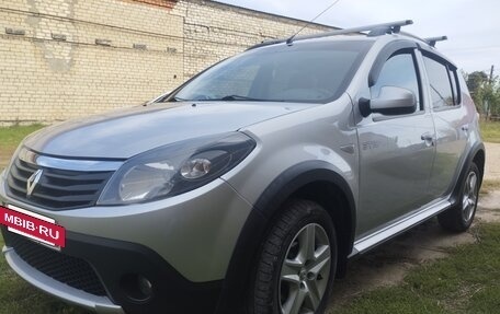 Renault Sandero I, 2013 год, 900 000 рублей, 2 фотография