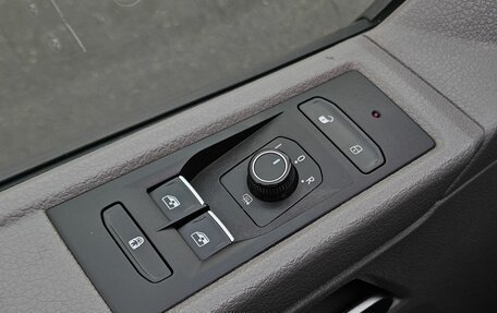 Volkswagen Caravelle T6 рестайлинг, 2021 год, 4 450 000 рублей, 19 фотография